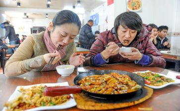 小班健康《吃饭》教案8篇